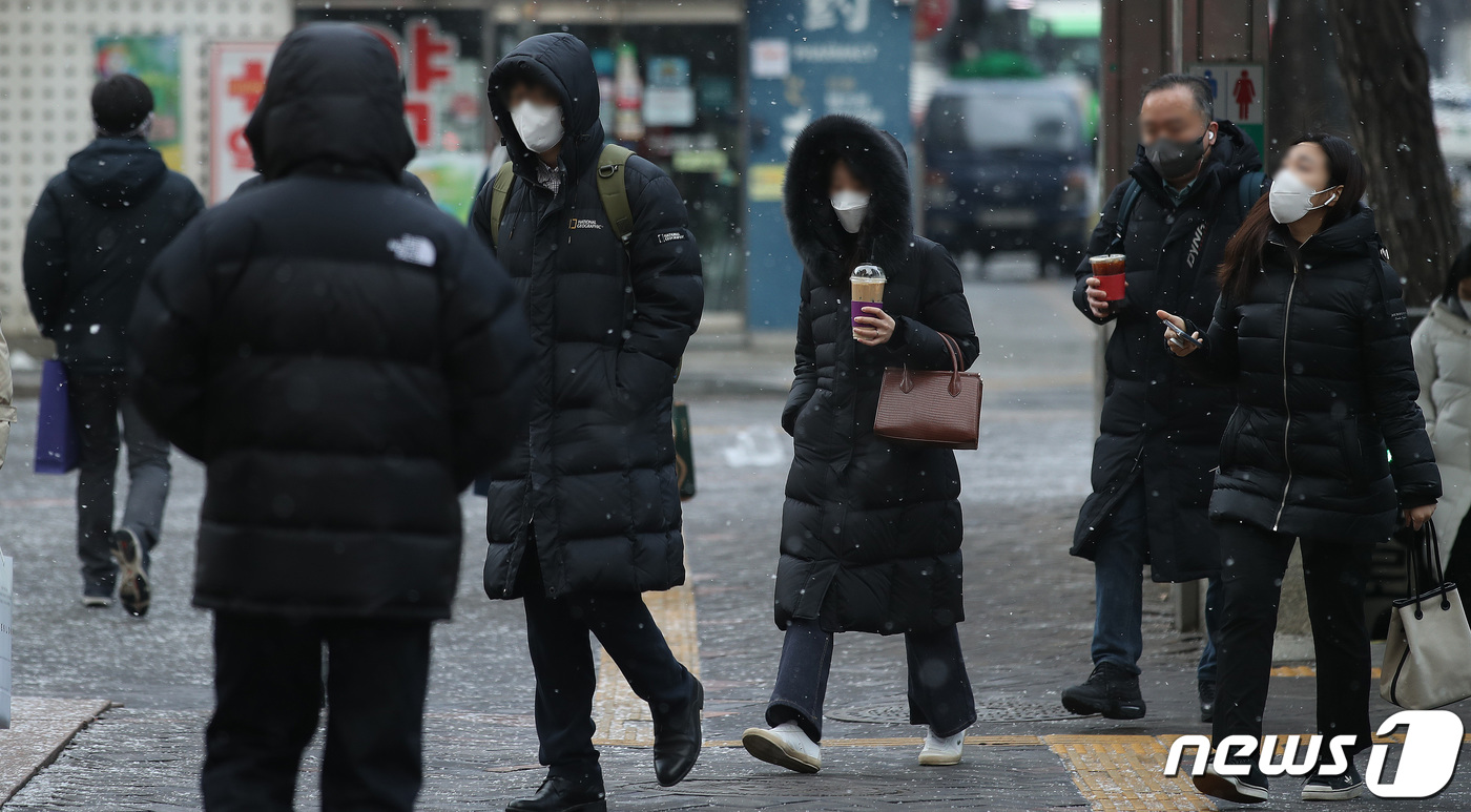 (서울=뉴스1) 임세영 기자 = 정월대보름인 15일 오전 서울 중구 을지로 인근에서 시민들이 내리는 눈을 피해 발걸음을 옮기고 있다. 2022.2.15/뉴스1