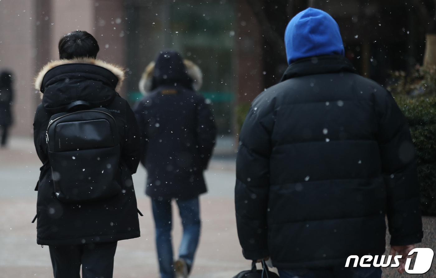 (서울=뉴스1) 임세영 기자 = 정월대보름인 15일 오전 서울 중구 을지로 인근에서 시민들이 내리는 눈을 피해 발걸음을 옮기고 있다. 2022.2.15/뉴스1