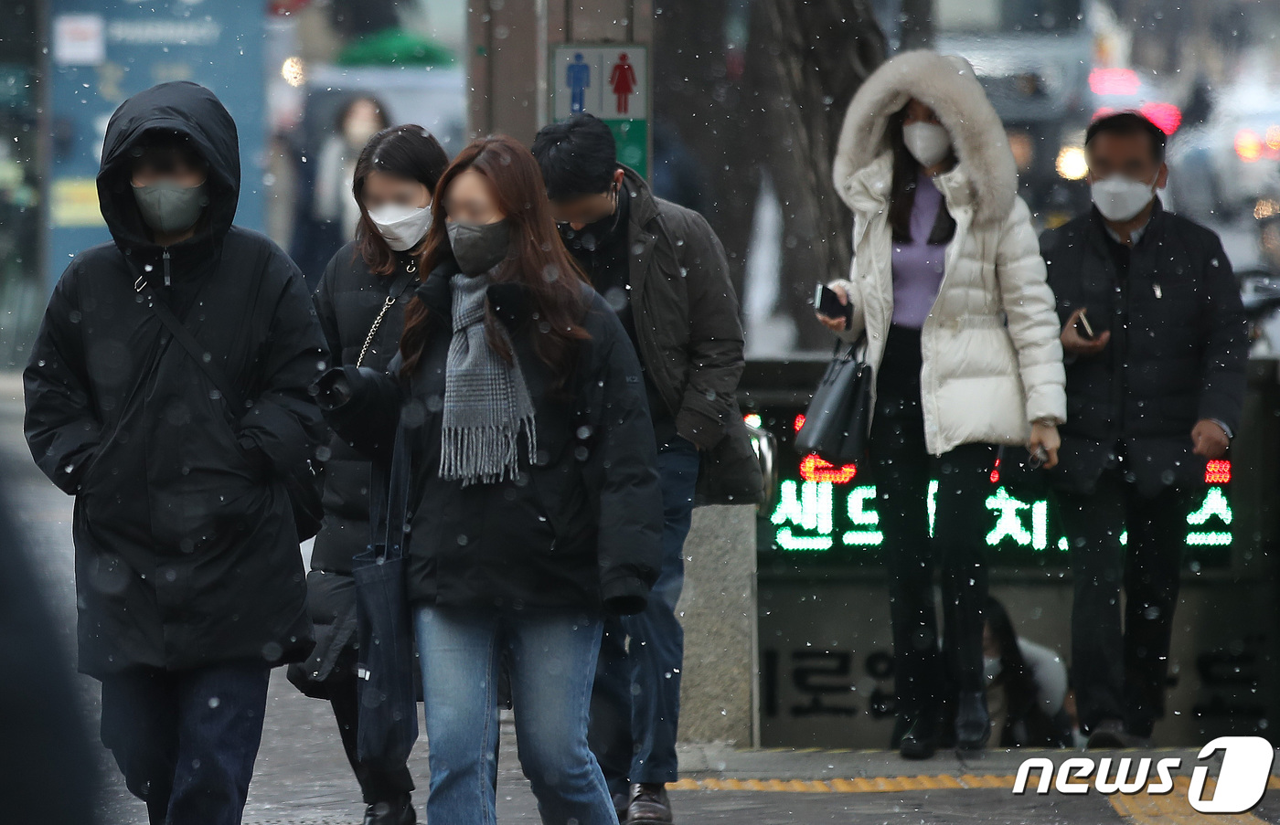 (서울=뉴스1) 임세영 기자 = 정월대보름인 15일 오전 서울 중구 을지로 인근에서 시민들이 내리는 눈을 피해 발걸음을 옮기고 있다. 2022.2.15/뉴스1