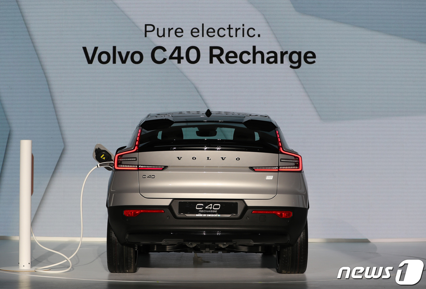 (서울=뉴스1) 이성철 기자 = 볼보자동차코리아가 15일 서울 동대문디자인프라자(DDP)에서 브랜드 최초의 쿠페형 순수 전기 SUV, 'C40 Recharge(리차지)'를 공개했다 …