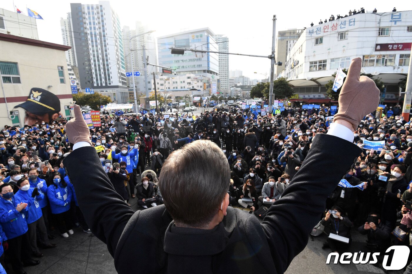 본문 이미지 - 이재명 더불어민주당 대선 후보가 제20대 대통령 선거 공식 선거운동이 시작된 15일 오전 부산 진구 부전역에서 열린 첫 공식유세에서 시민들에게 지지를 호소하고 있다. 이 후보는 이날 대선 최대 승부처 부산을 시작으로 대구, 대전, 서울을 올라오는 경부선 상행선 코스를 밟으며 22일간의 대장정에 돌입했다. 2022.2.15/뉴스1 ⓒ News1 오대일 기자