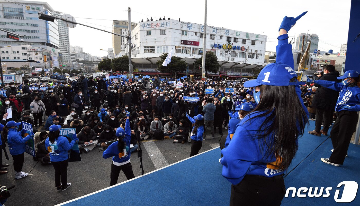 본문 이미지 - 더불어민주당 이재명 대선후보 선거운동원들이 제20대 대선 공식선거운동이 시작된 15일 오전 부산 진구 부전역 앞 유세차량에 올라 지지를 호소하고 있다. 2022.2.15/뉴스1 ⓒ News1 오대일 기자