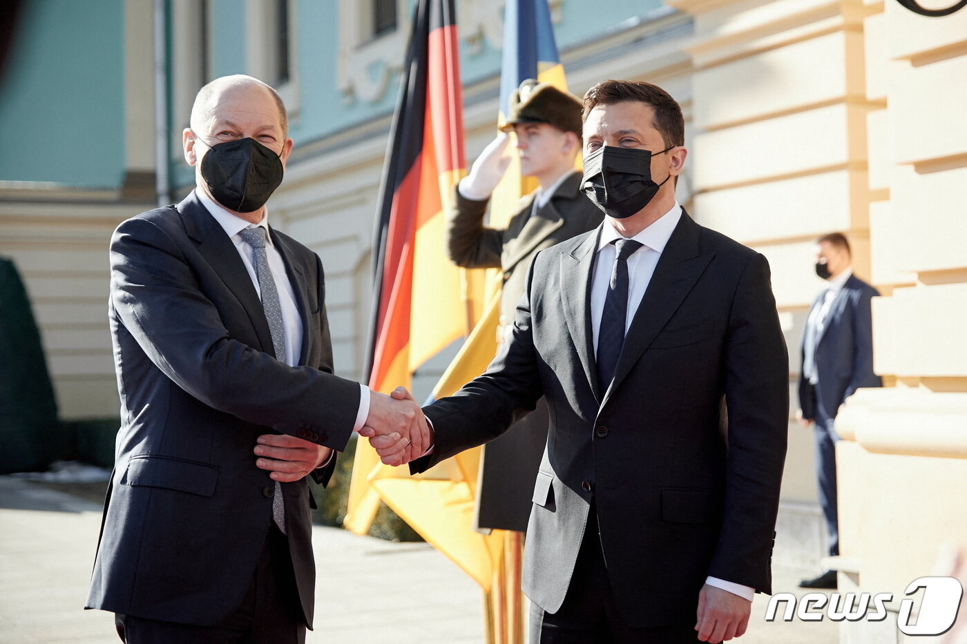 본문 이미지 - 올라프 숄츠 독일 총리가 14일 (현지시간) 러시아의 침공 우려 속 키예프를 방문해 볼로디미르 젤렌스키 우크라이나 대통령의 환영을 받고 있다. ⓒ 로이터=뉴스1 ⓒ News1 우동명 기자