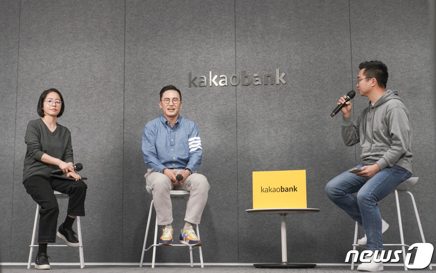 본문 이미지 - 15일 오전 카카오뱅크 여의도 오피스에서 온라인으로 진행된 카카오뱅크 프레스톡(기자간담회)에서 참석자들이 주택담보대출관련 질의응답을 하고 있다. 왼쪽부터 백희정 주택담보대출 서비스셀 팀장, 송호근 주택담보대출 스튜디오 팀장, 황은재 PR팀장. (카카오뱅크 제공) 2022.2.15/뉴스1