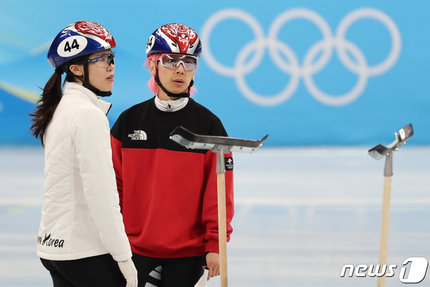 본문 이미지 - 쇼트트랙 대표팀 김아랑, 곽윤기가 15일 중국 베이징 수도실내체육관에서 훈련을 마친 후 대화하고 있다. 대표팀은 오는 16일 여자 1500m, 남자 5000m 계주를 끝으로 2022 베이징 동계올림픽 일정을 마무리한다. 2022.2.15/뉴스1 ⓒ News1 안은나 기자