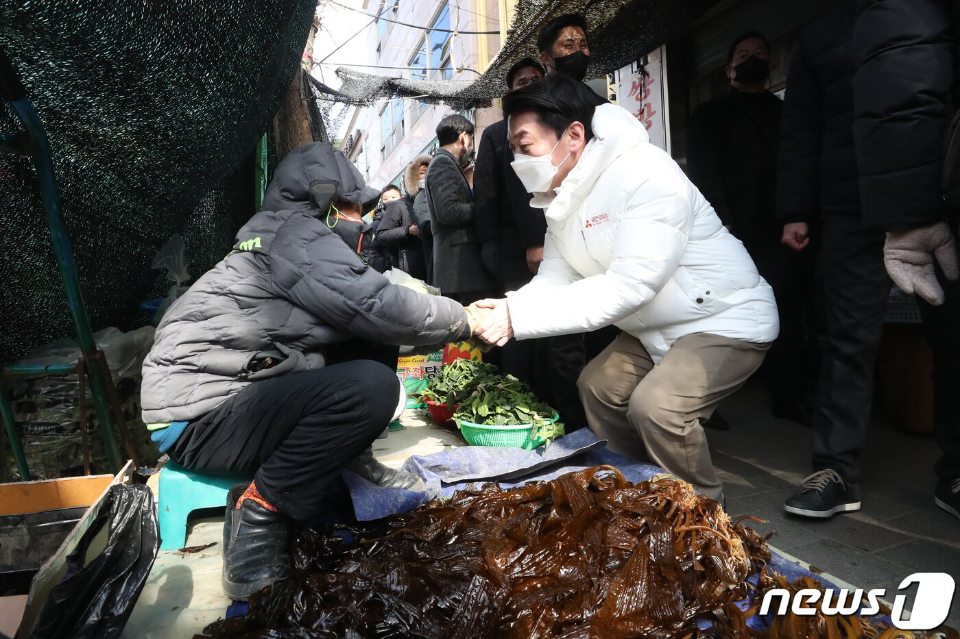 본문 이미지 - 안철수 국민의당 대선후보가 제20대 대통령 선거 공식 선거운동이 시작된 15일 오후 경북 김천시 황금시장에서 상인들과 인사하고 있다. 2022.2.15/뉴스1 ⓒ News1 이승배 기자