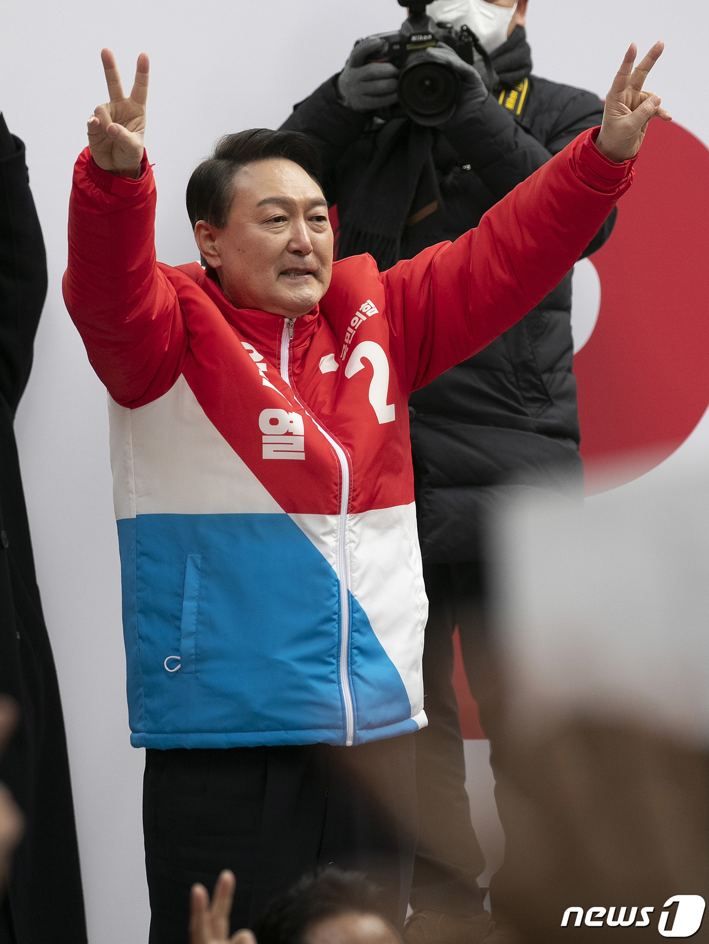 (대전=뉴스1) 구윤성 기자 = 윤석열 국민의힘 대선 후보가 제20대 대통령 공식 선거운동 시작일인 15일 오후 대전 중구 으능정이 문화의거리에서 유권자들에게 지지를 호소하고 있다 …