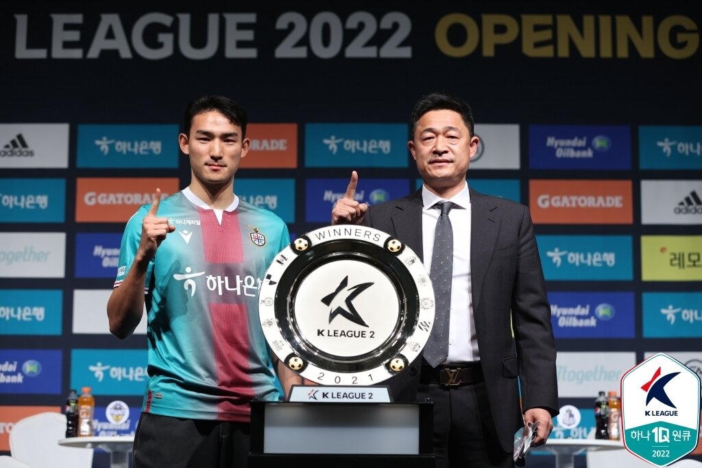 본문 이미지 - 이민성 대전 감독(오른쪽)과 조유민이 15일 K리그2 미디어데이에서 포즈를 취하고 있다. (한국프로축구연맹 제공) ⓒ 뉴스1