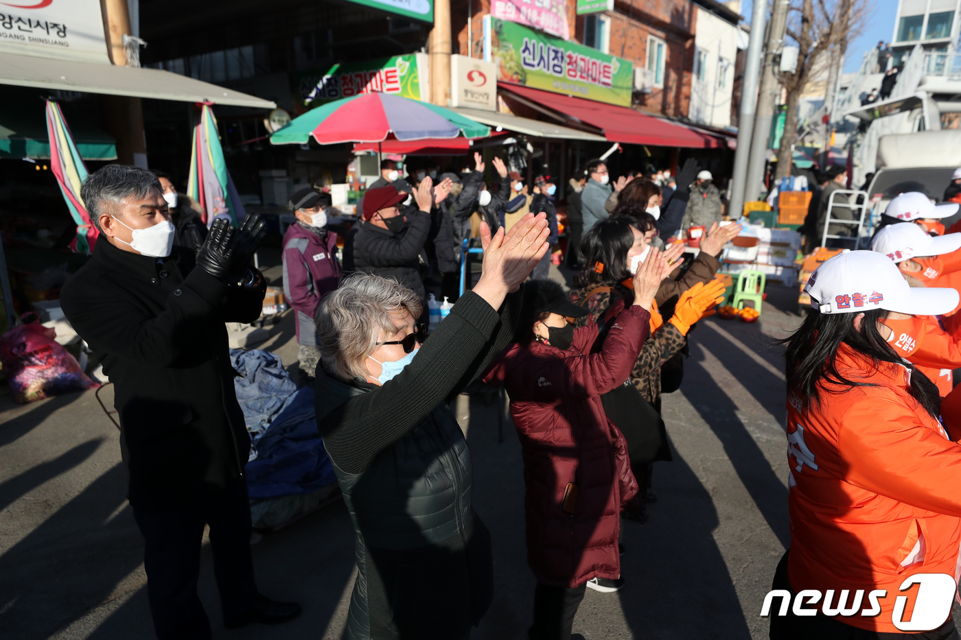 (안동=뉴스1) 이승배 기자 = 제20대 대통령 선거 공식 선거운동이 시작된 15일 오후 경북 안동시 중앙신시장 앞에서 시민들이 안철수 국민의당 대선후보의 연설을 들으며 박수치고 …