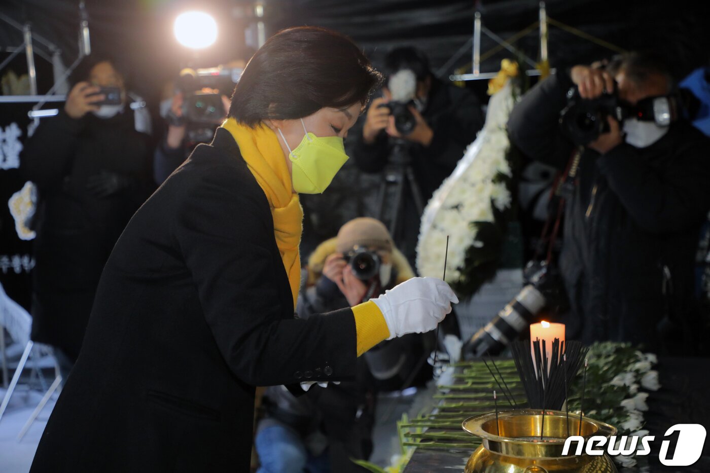 본문 이미지 - 심상정 정의당 대선 후보가 15일 오후 광주 서구 화정동 현대산업개발 아파트 신축공사 붕괴사고 현장에 마련된 피해자 합동분향소에서 분향하고 있다. 2022.02.15/뉴스1 ⓒ News1 이수민 기자