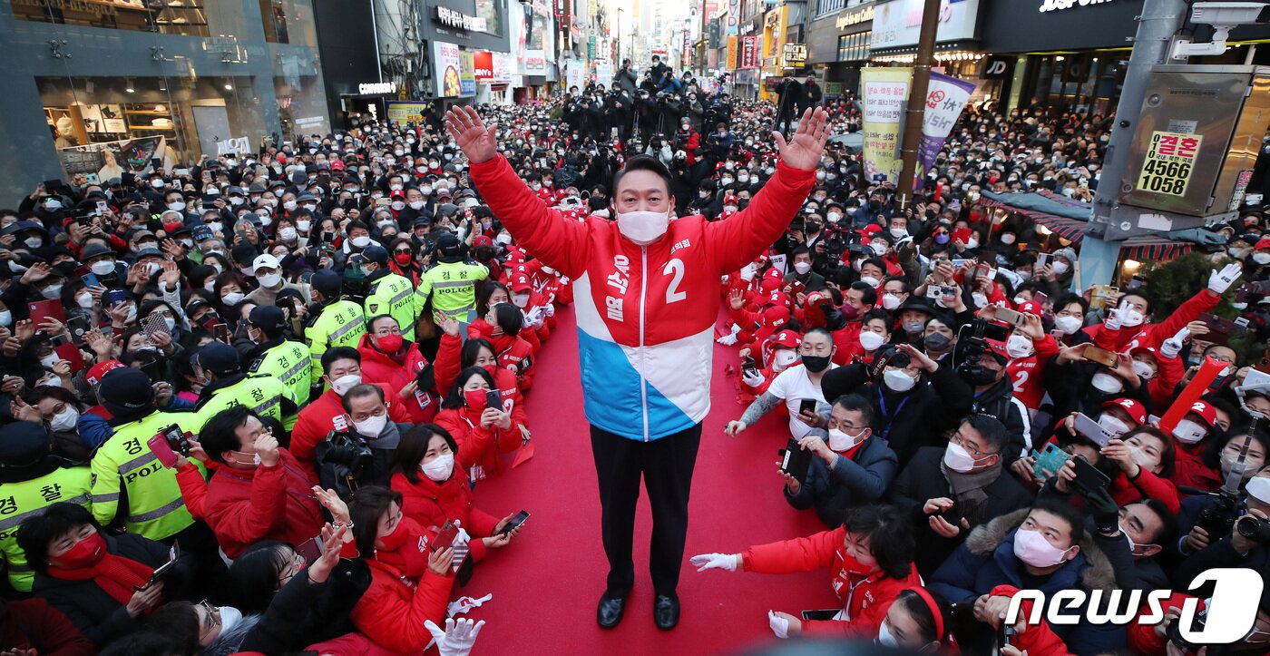 본문 이미지 - 윤석열 국민의힘 대선 후보가 제20대 대통령 공식 선거운동 시작일인 15일 오후 부산 서면 젊음의거리에서 지지를 호소하고 있다. 2022.2.15/뉴스1 ⓒ News1 구윤성 기자