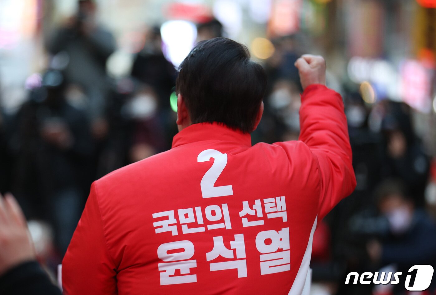 본문 이미지 - 윤석열 국민의힘 대선 후보가 제20대 대통령 공식 선거운동 시작일인 15일 오후 부산 서면 젊음의거리에서 지지를 호소하고 있다. 2022.2.15/뉴스1 ⓒ News1 구윤성 기자