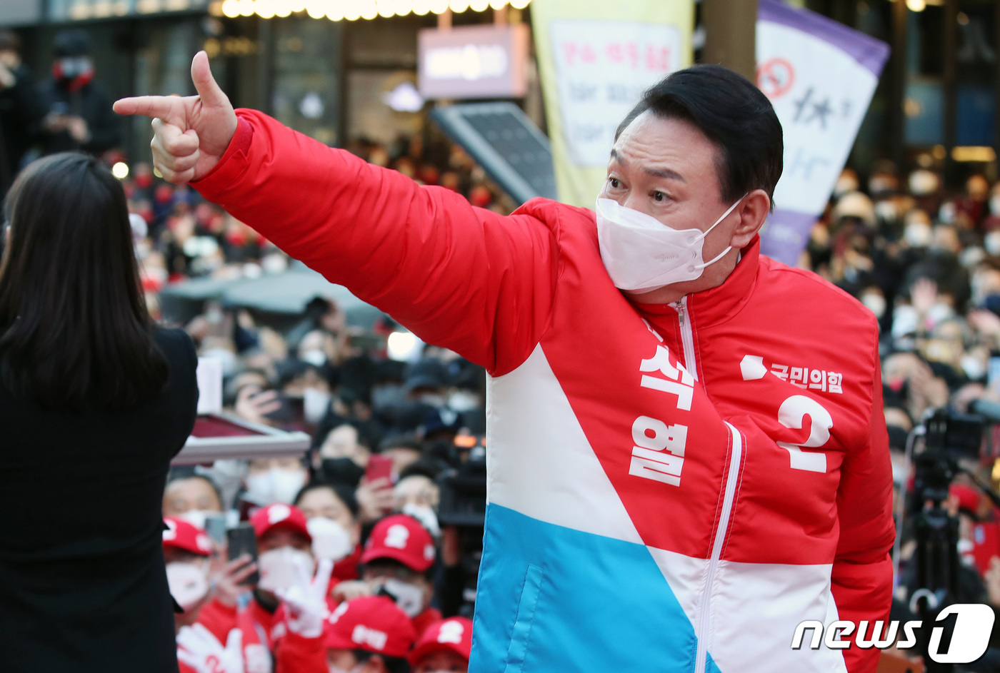 (부산=뉴스1) 구윤성 기자 = 윤석열 국민의힘 대선 후보가 제20대 대통령 공식 선거운동 시작일인 15일 오후 부산 서면 젊음의거리에서 지지를 호소하고 있다. 2022.2.15/ …
