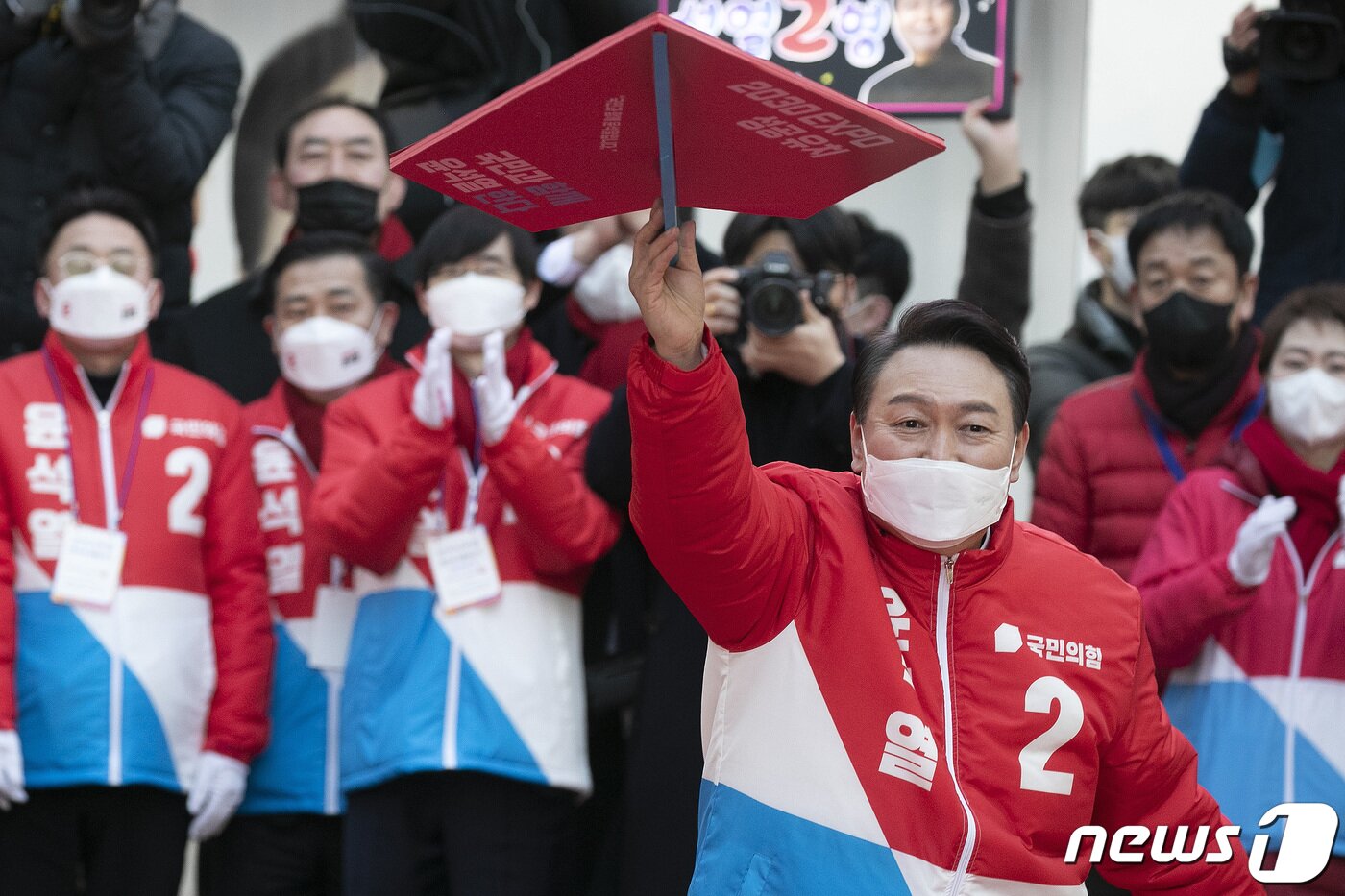 본문 이미지 - 윤석열 국민의힘 대선후보가 공식선거 운동 첫째날인 지난 15일 오후 부산 서면 젊음의 거리 유세에서 가덕도 신공항의 조속한 착공을 약속하는 비행기를 들고 퍼포먼스를 하고 있다. 2022.2.15/뉴스1 ⓒ News1 구윤성 기자