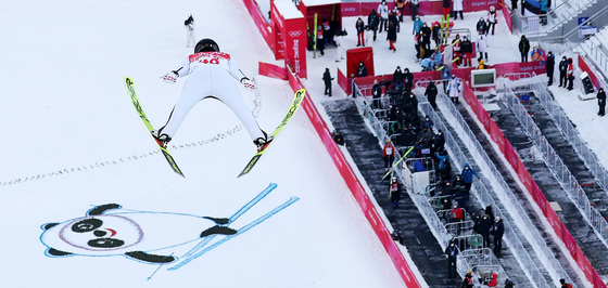 "남성 '그곳' 확대" 스키점프 선수들의 더 멀리 나는 법…도핑일까? [올림픽]