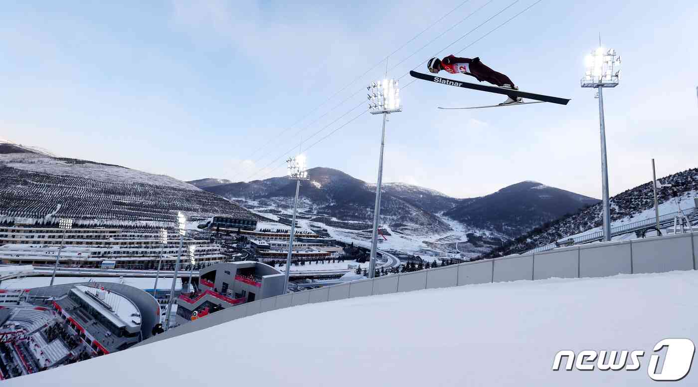 15일 오후 중국 장자커우 국립 스키점프 센터에서 2022 베이징 동계올림픽 노르딕 복합 개인전 라지힐 10km 경기가 진행되고 있다. 2022.2.15/뉴스1 © News1 박지혜 기자
