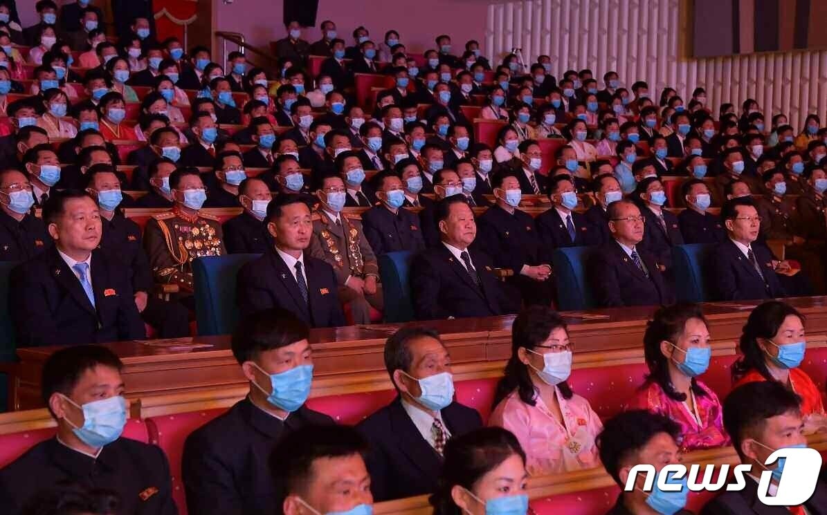 본문 이미지 - (평양 노동신문=뉴스1) = 북한 노동당 기관지 노동신문은 16일 김정일 국방위원장 탄생 80돌을 경축하는 삼지연시와 216사단기동예술선동대의 합동공연이 전날인 15일 삼지연시에서 진행됐다고 보도했다. 최룡해 최고인민회의 상임위원장 등 고위간부들이 공연을 관람했다.[국내에서만 사용가능. 재배포 금지. DB 금지. For Use Only in the Republic of Korea. Redistribution Prohibited] rodongphoto@news1.kr
