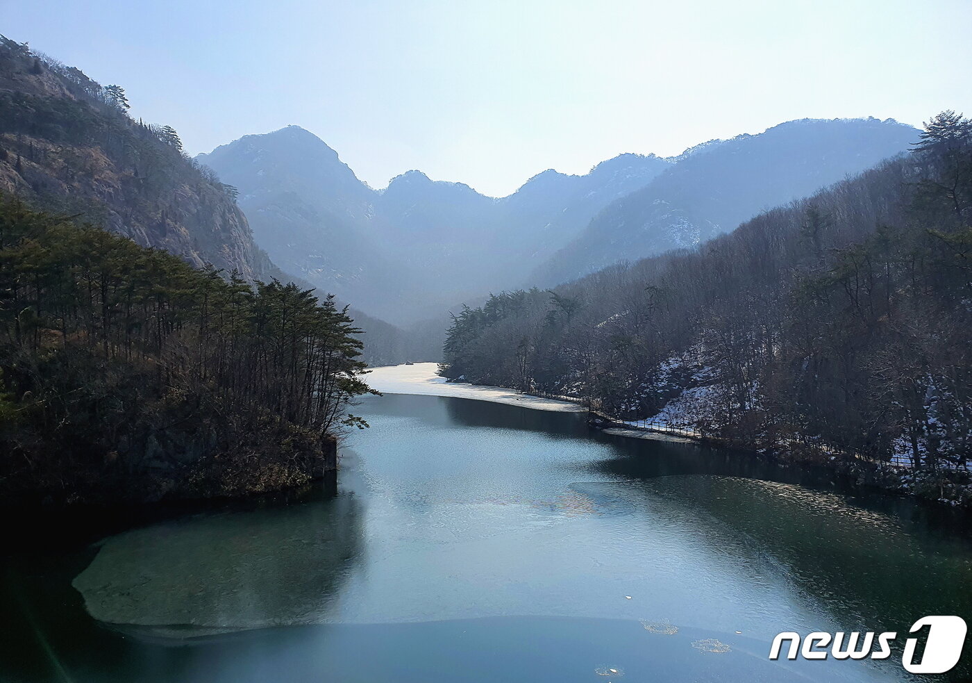 본문 이미지 - 깊은 산중에 은밀하게 숨어있는 직소보 호수. 내변산에서 가장 곱고 예쁜 그림같은 풍경이다. ⓒ 뉴스1