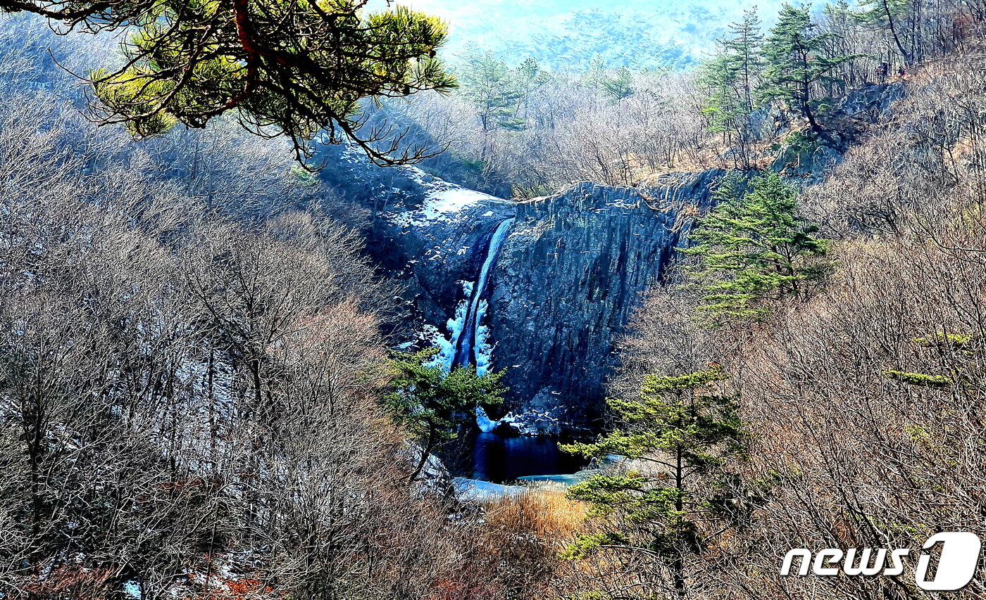 본문 이미지 - 직소폭포. 겨울에 꽁꽁 얼었던 빙폭의 얼음을 가르며 내리 꽂히는 수직 다이빙 ! ⓒ 뉴스1
