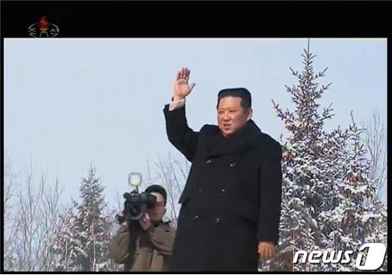 본문 이미지 - 김정일 국방위원장 생일인 광명성절 80주년을 맞아 15일 삼지연시에서 열린 중앙보고대회에 김정은 노동당 총비서가 참석했다고 조선중앙TV가 16일 보도했다.(조선중앙TV 갈무리)