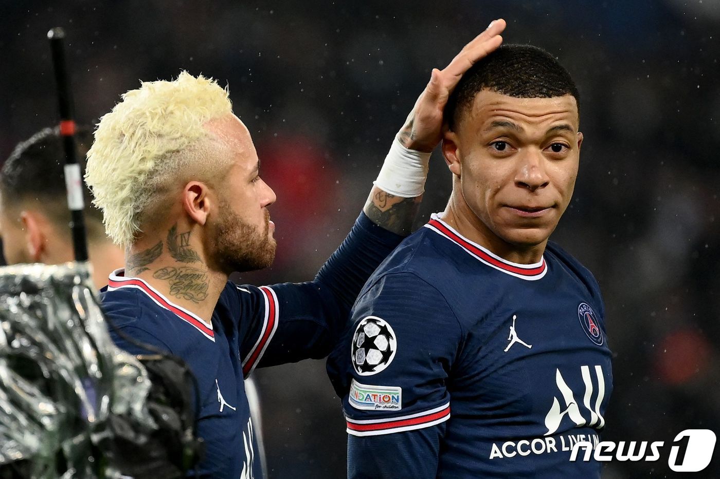 (파리 AFP=뉴스1) 우동명 기자 = PSG의 킬리앙 음바페가 15일(현지시간) 프랑스 파리의 파르크 데 프랭스에서 열린 UEFA 챔피언스리그(UCL) 16강전 레알 마드리드와 …