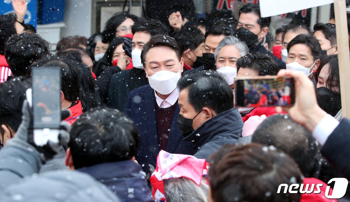 윤석열 국민의힘 대선 후보가 16일 오전 광주 송정매일시장에서 열린 거점유세에 참석하고 있다. 2022.2.16/뉴스1 ⓒ News1 구윤성 기자