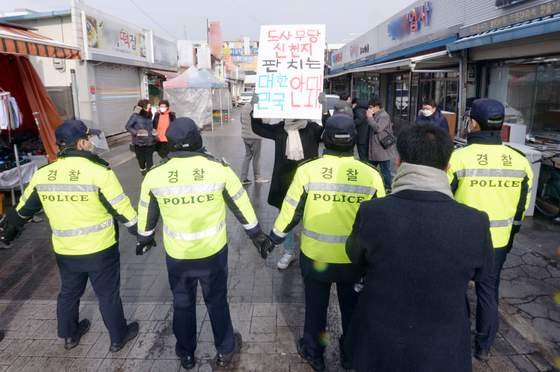 與 "꿀릴게 없다, 이참에 통일특검서 신천지 의혹도 수사하자"