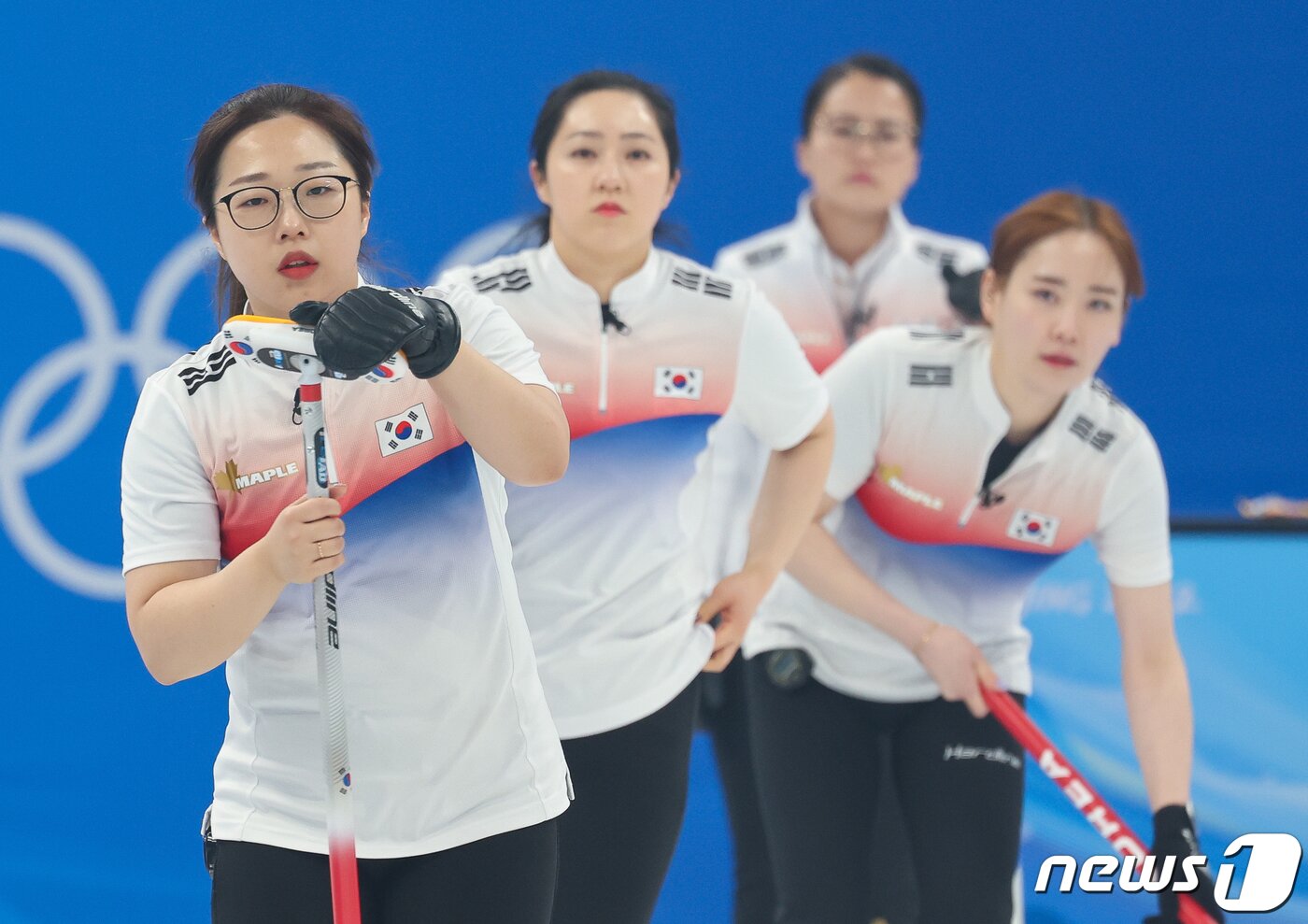 본문 이미지 - 팀 킴이 16일 열린 2022 베이징 동계올림픽 라운드로빈 8차전에서 덴마크에 역전승을 거뒀다. 2022.2.16/뉴스1 ⓒ News1 안은나 기자
