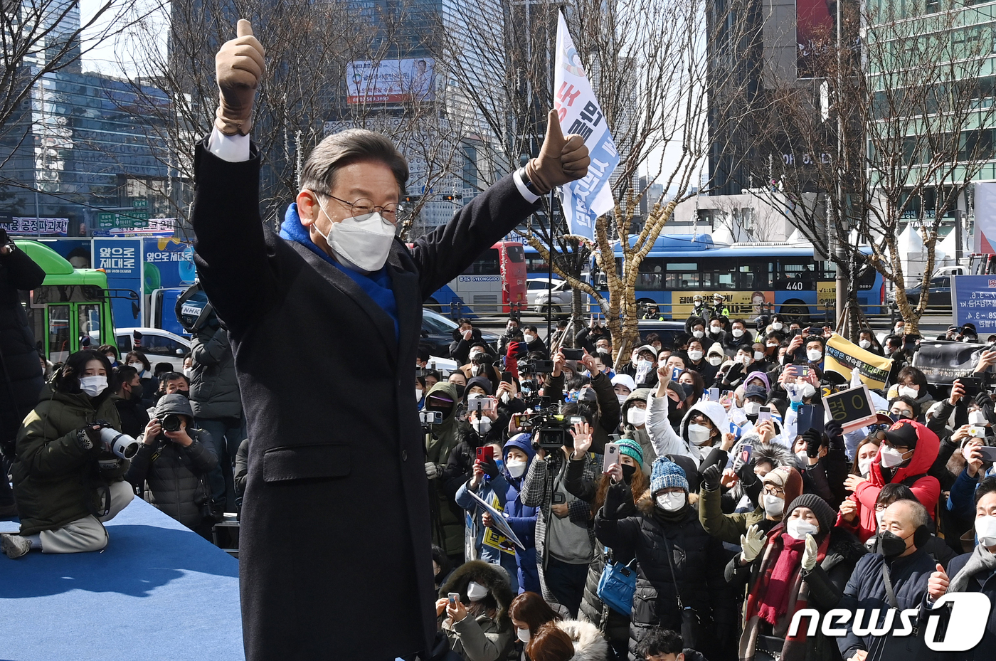 (서울=뉴스1) 국회사진취재단 = 이재명 더불어민주당 대선 후보가 16일 서울 강남구 강남역 인근에서 열린 'JM은 강남스타일!' 선거 유세에서 시민과 지지자들에게 인사하고 있다. …
