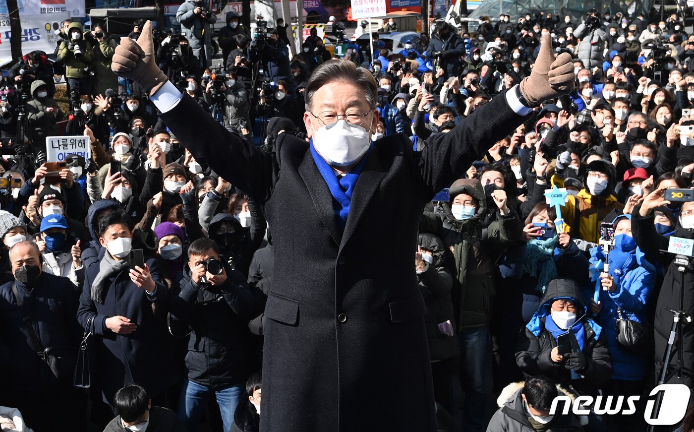 본문 이미지 - 이재명 더불어민주당 대선 후보가 16일 서울 강남구 강남역 인근에서 열린 'JM은 강남스타일!' 선거 유세에서 양 손을 들어 포즈를 취하고 있다. 2022.2.16/뉴스1 ⓒ News1 국회사진취재단