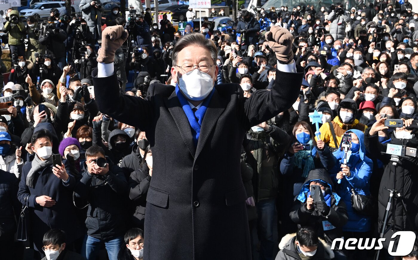 본문 이미지 - 이재명 더불어민주당 대선 후보가 16일 서울 강남구 강남역 인근에서 열린 'JM은 강남스타일!' 선거 유세에서 양 손을 들어 포즈를 취하고 있다. 2022.2.16/뉴스1 ⓒ News1 국회사진취재단