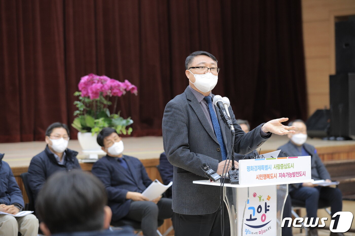 본문 이미지 - 16일 경기 고양시 일산동구청 대회의실에서 이춘표 제2부시장이 마두동 상가건물에 대한 후속 대책에 대해 설명하고 있다. ⓒ 뉴스1
