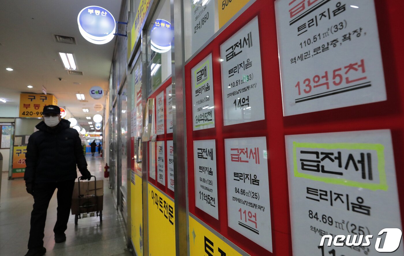 본문 이미지 - 사진은 이날 서울시내 부동산에 게시된 전세 매물의 모습. 2022.2.16/뉴스1 ⓒ News1 조태형 기자