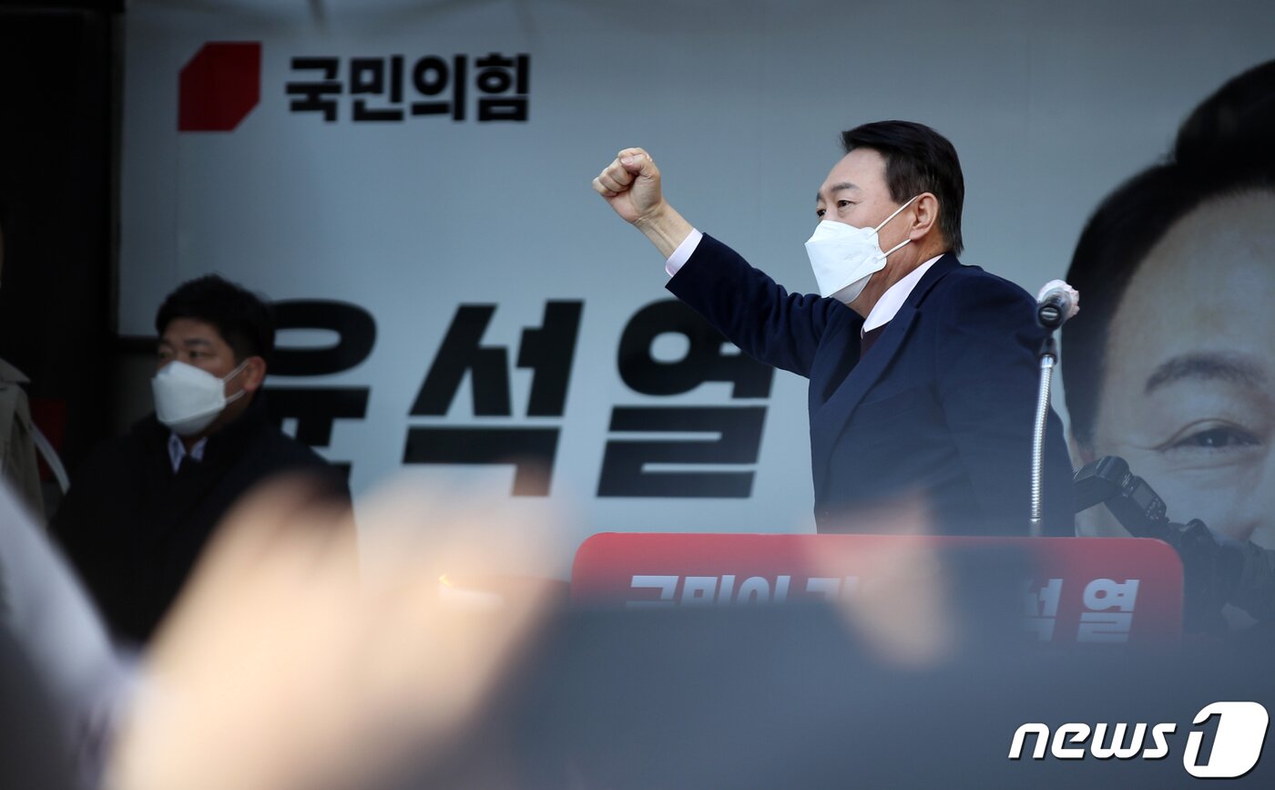 본문 이미지 - 윤석열 국민의힘 대선 후보가 16일 충북 청주 성안길 롯데시네마 앞에서 열린 청주 거점 유세에서 지지를 호소하고 있다. 2022.2.16/뉴스1 ⓒ News1 구윤성 기자