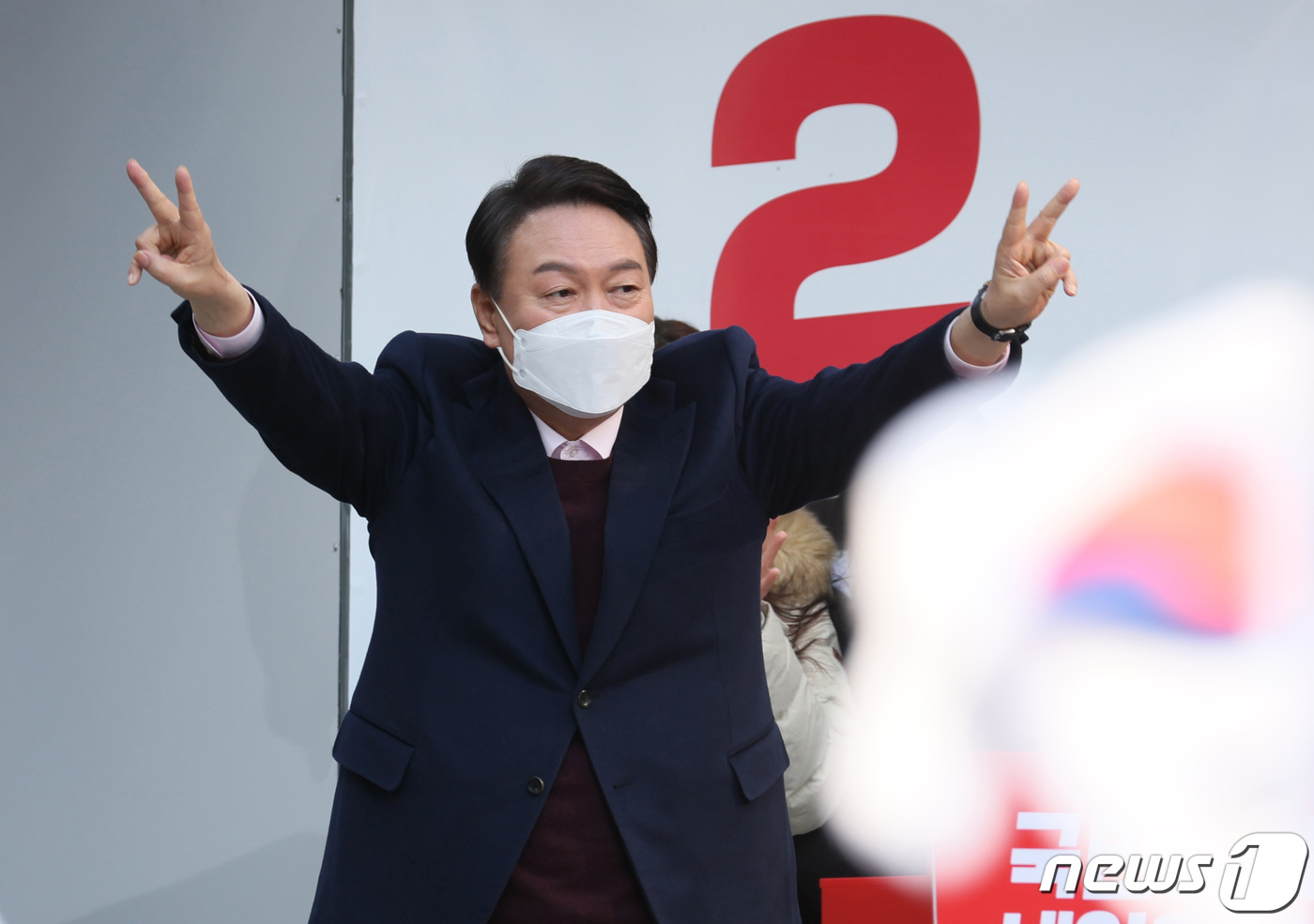 (청주=뉴스1) 구윤성 기자 = 윤석열 국민의힘 대선 후보가 16일 충북 청주 성안길 롯데시네마 앞에서 열린 청주 거점 유세에서 지지자들에게 인사하고 있다. 2022.2.16/뉴스 …