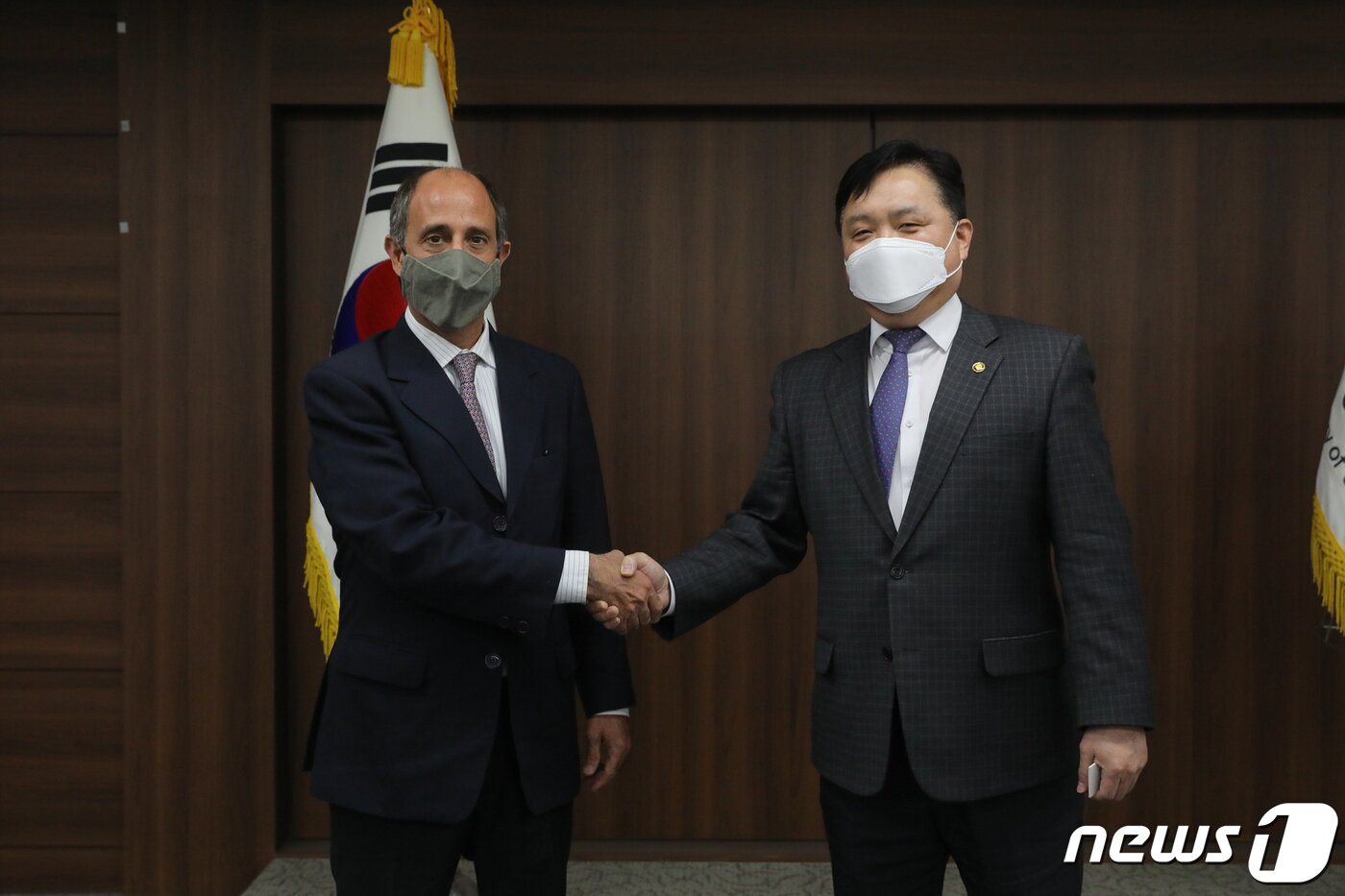 본문 이미지 - 최영준 통일부 차관(오른쪽)이 16일 오전 오헤아 킨타나 유엔 북한인권특별보고관과 인사를 나누고 있다.(통일부 제공) ⓒ 뉴스1