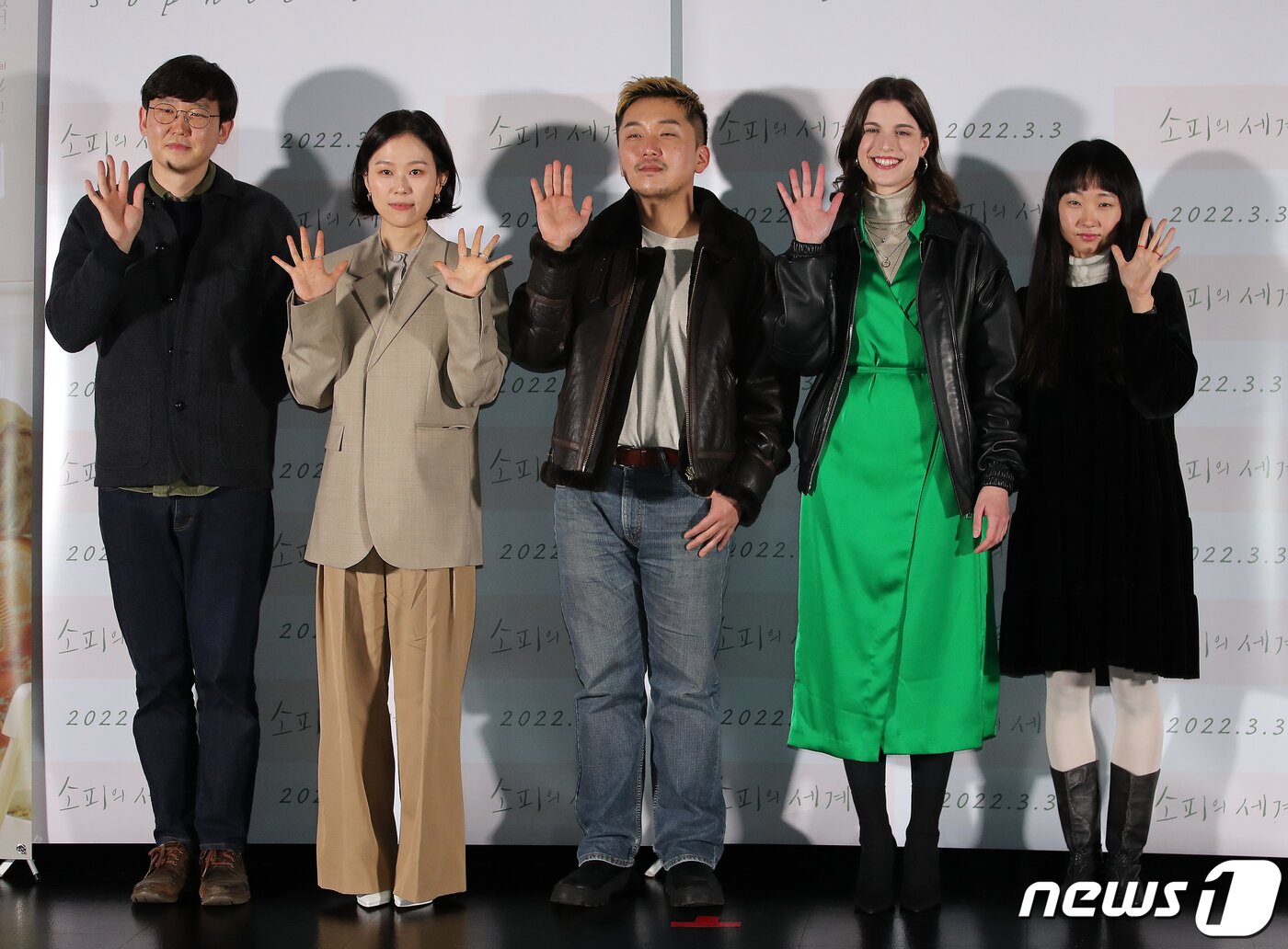 본문 이미지 - 이제한 감독(왼쪽부터), 배우 김새벽, 곽민규, 아나 루지에로, 문혜인이 16일 오후 서울 광진구 롯데시네마 건대입구에서 열린 영화 ‘소피의 세계’ 언론배급시사회에서 포토타임을 갖고 있다. 2022.2.16/뉴스1 ⓒ News1 김진환 기자