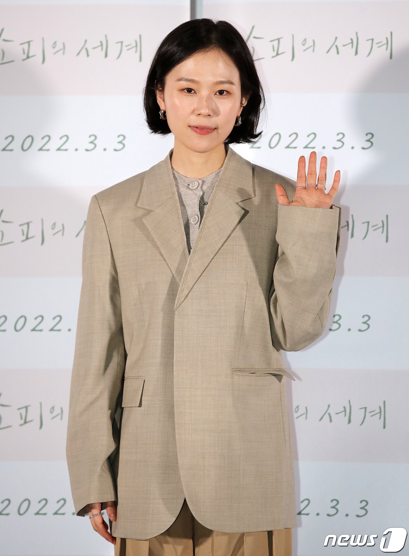 본문 이미지 - 배우 김새벽이 16일 오후 서울 광진구 롯데시네마 건대입구에서 열린 영화 ‘소피의 세계’ 언론배급시사회에서 포토타임을 갖고 있다. 2022.2.16/뉴스1 ⓒ News1 김진환 기자