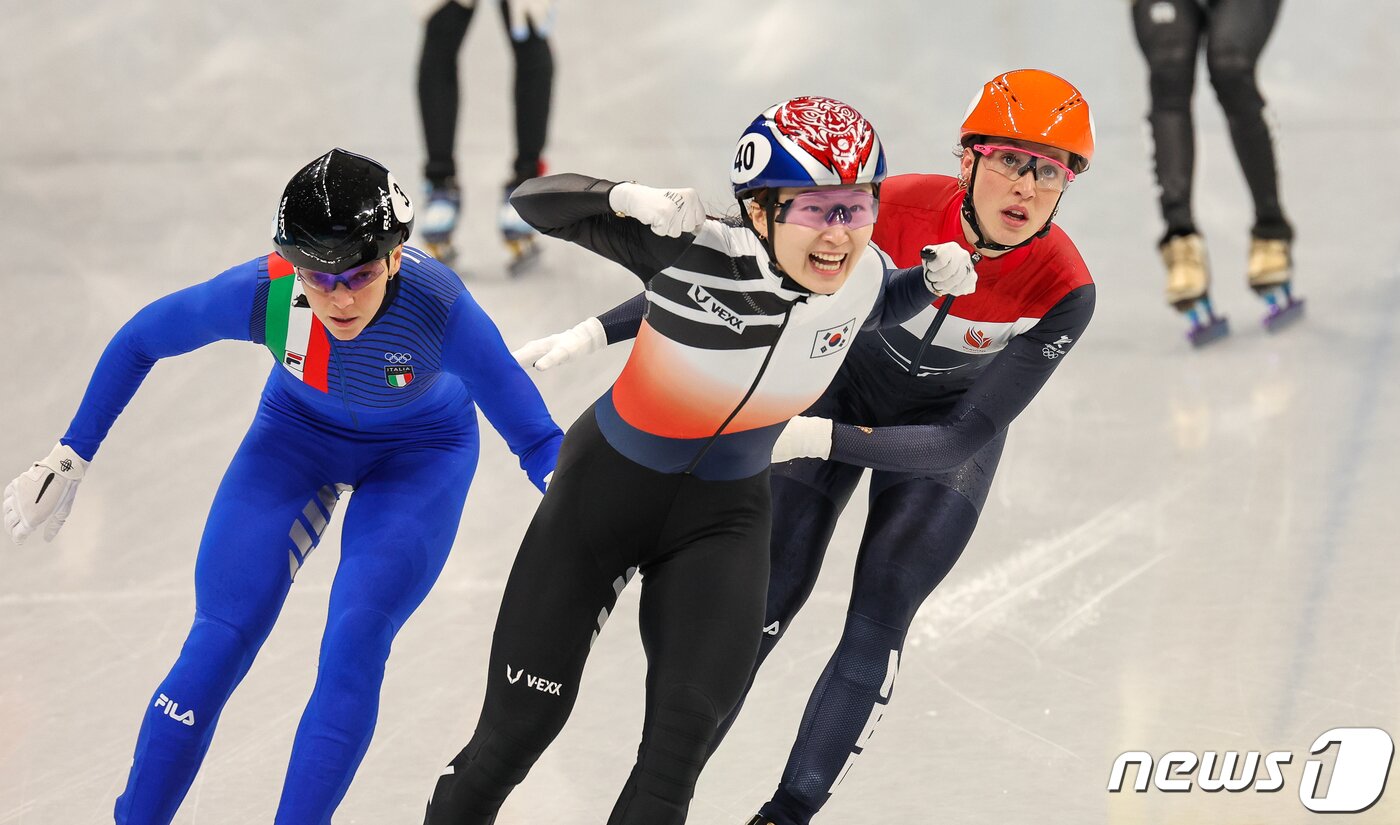 본문 이미지 - 2022 베이징 동계 올림픽 쇼트트랙 여자 1500m에서 우승을 차지하는 최민정.  ⓒ 뉴스1 안은나 기자