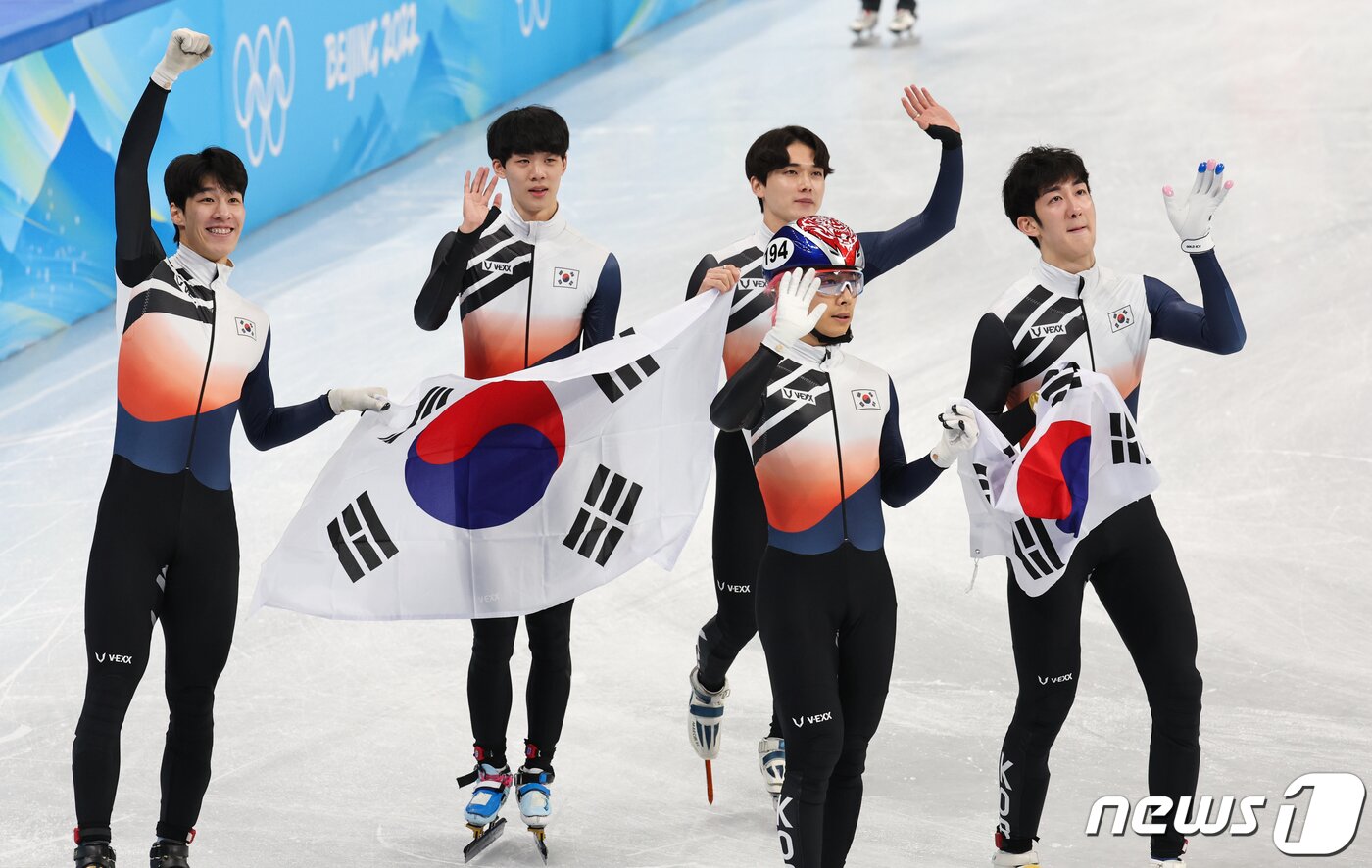 본문 이미지 - 황대헌(왼쪽부터), 이준서, 김동욱, 곽윤기, 박장혁이 16일 오후 중국 베이징 캐피털 실내경기장에서 열린 2022 베이징 동계올림픽 쇼트트랙 남자 5000m 계주 결승에서 2위를 차지한 뒤 태극기를 든채 손을 흔들고 있다. 2022.2.16/뉴스1 ⓒ News1 안은나 기자