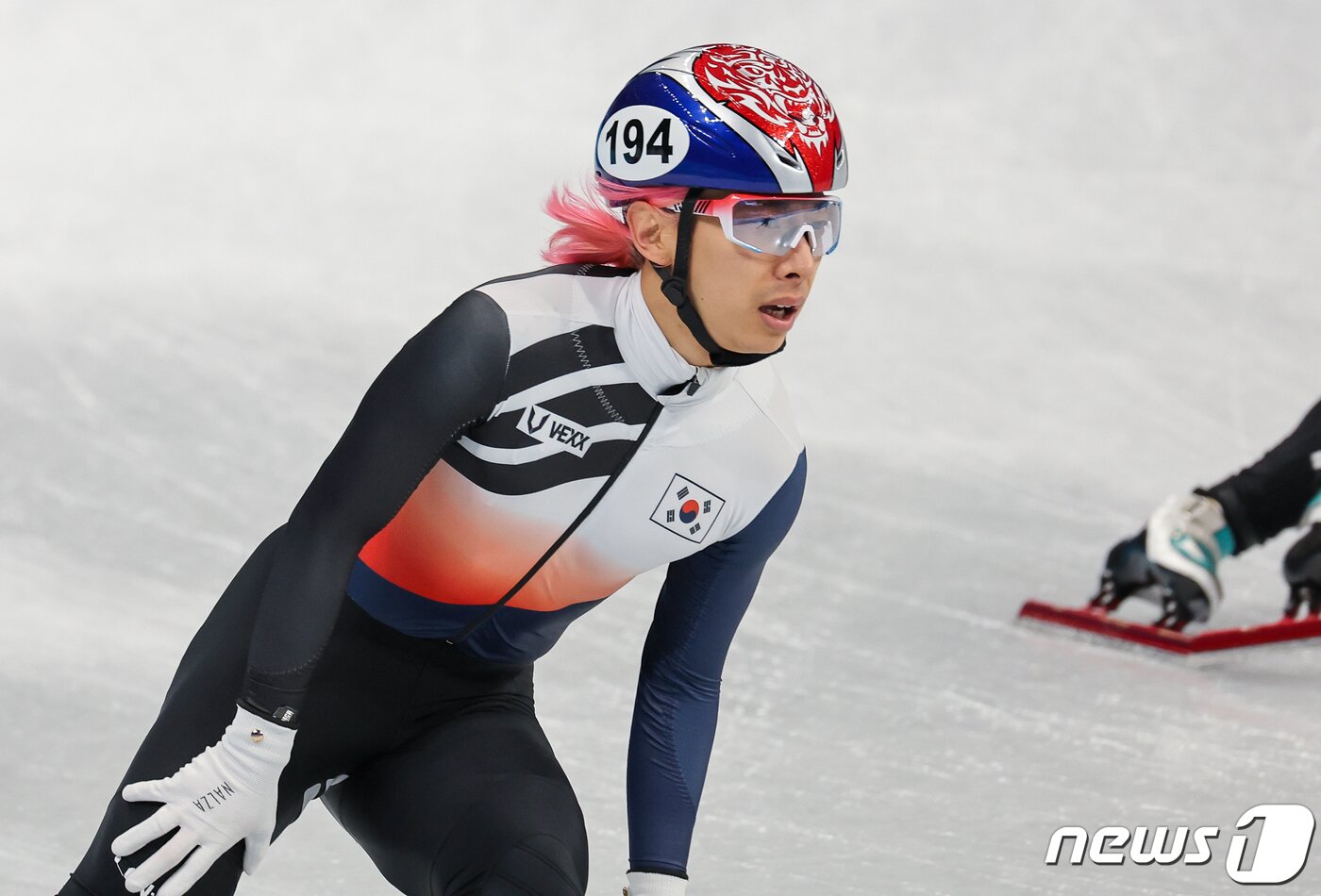 본문 이미지 - 곽윤기가 16일 오후 중국 베이징 캐피털 실내경기장에서 열린 2022 베이징 동계올림픽 쇼트트랙 남자 5000m 계주 결승에서 2위로 결승선을 통과한 뒤 아쉬운 표정을 짓고 있다. 남자 계주는 은메달을 차지하며 2010년 벤쿠버 동계올림픽 이후 12년 만에 메달 획득에 성공했다. 2022.2.16/뉴스1 ⓒ News1 안은나 기자