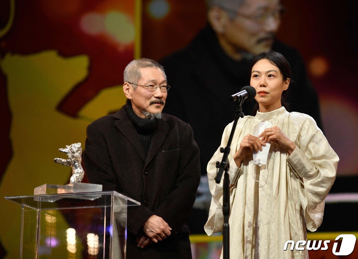 본문 이미지 - 베를린국제영화제 시상식에서 홍상수 감독과 김민희 ⓒ AFP=뉴스1