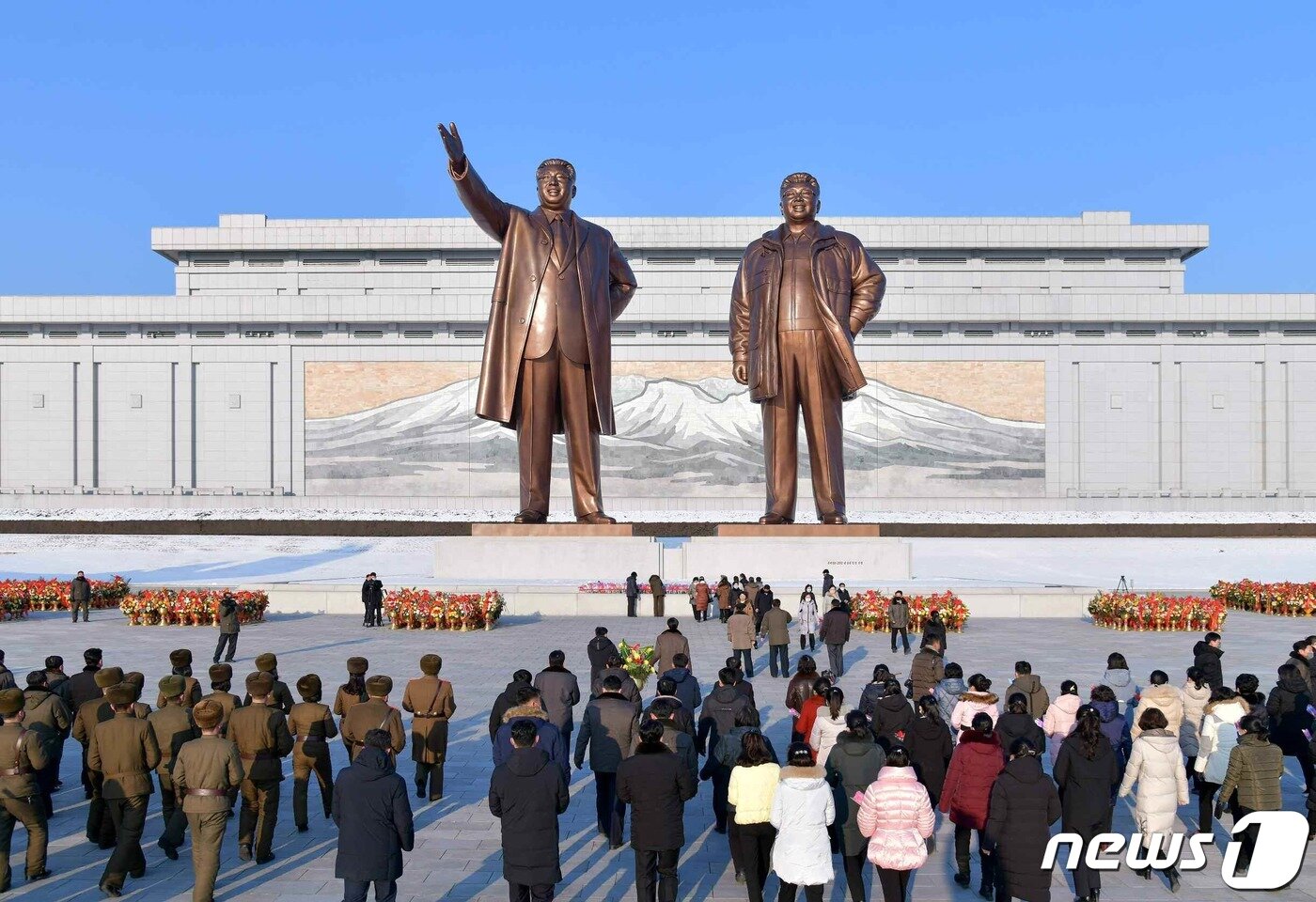 본문 이미지 - (평양 노동신문=뉴스1) = 북한 평양 만수대언덕에 위치한 김일성 주석과 김정일 국방위원장 동상. [국내에서만 사용가능. 재배포 금지. DB 금지. For Use Only in the Republic of Korea. Redistribution Prohibited] rodongphoto@news1.kr