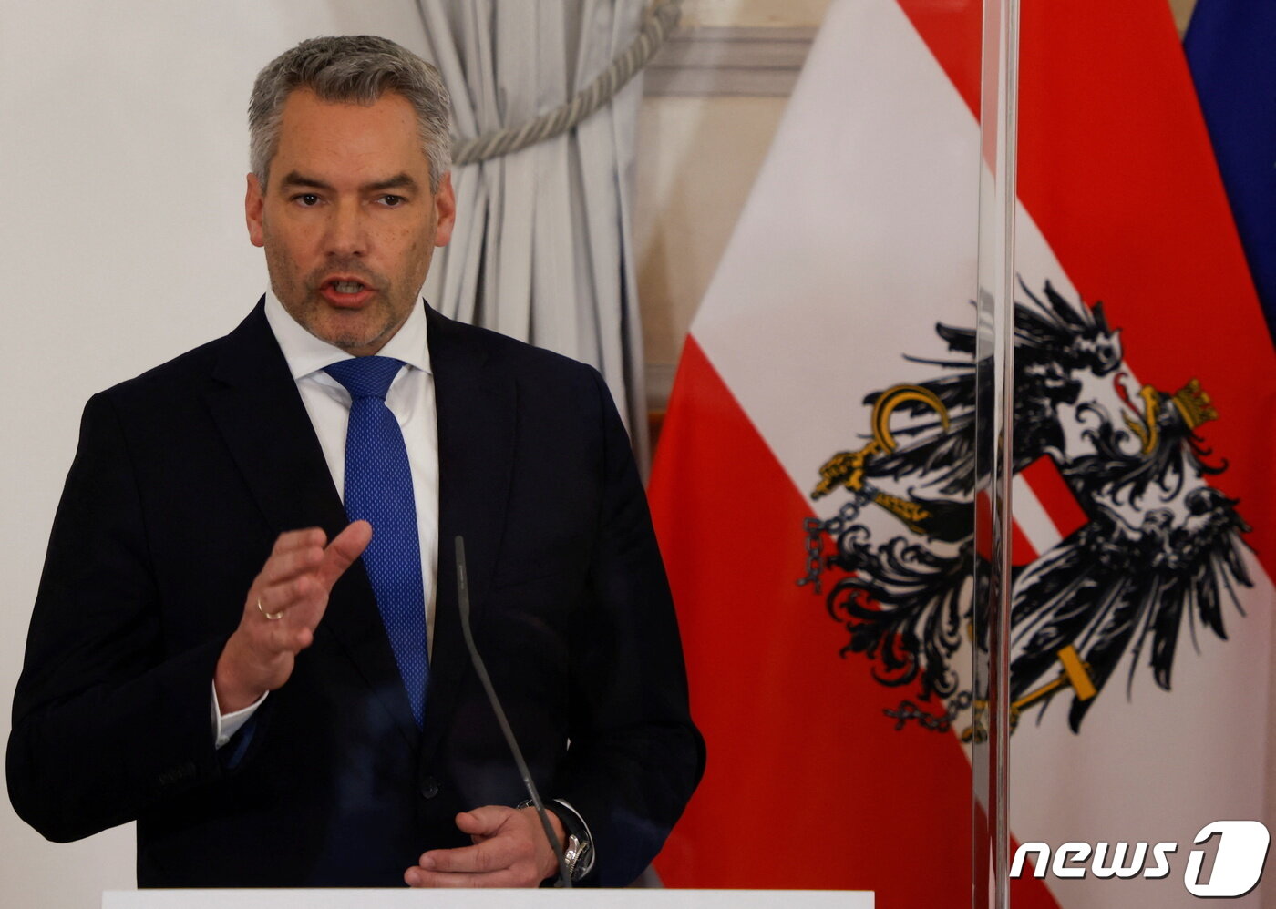 본문 이미지 - 카를 네함머 오스트리아 총리가 2022년 2월 16일(현지시간) 비엔나에서 기자회견을 열고 코로나19 방역 완화 계획을 발표하고 있다. ⓒ 로이터=뉴스1 ⓒ News1 최서윤 기자