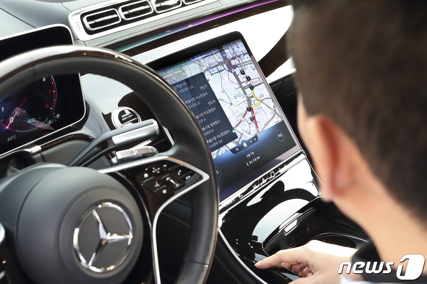 본문 이미지 - KT는 AI 음성인식 커넥티드카 설루션으로 주행 중에도 운전자가 필요로 하는 정보를 음성 기반 시스템에 연결해서 정보를 안전하고 직관적으로 제공한다. (KT 제공) 2022.2.17/뉴스1