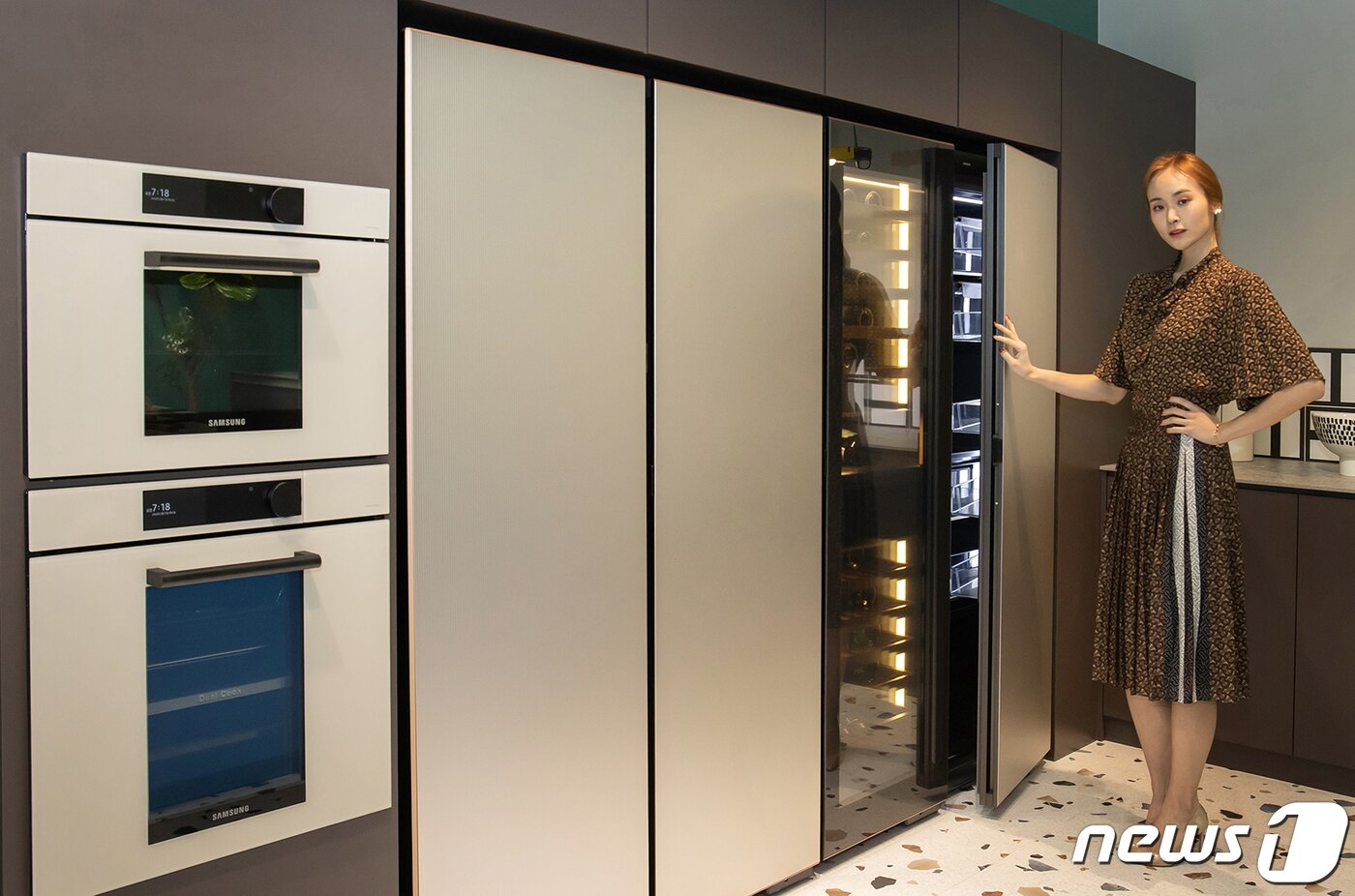 본문 이미지 - 비욘드 비스포크는 기존 비스포크 가전을 한 단계 뛰어 넘어 소비자 경험을 확장하고 풍요롭게 하겠다는 비전을 담고 있다. 삼성디지털프라자 강남본점에서 모델이 비스포크 인피니트 신제품을 소개하고 있다. (삼성전자 제공) 2022.2.17/뉴스1