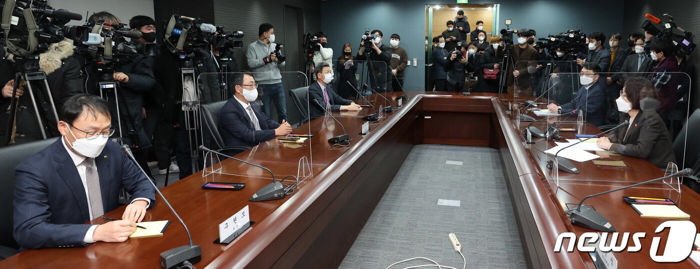 본문 이미지 - 임혜숙 과학기술정보통신부 장관이 17일 오전 서울 중구 서울중앙우체국에서 열린 '과학기술정보통신부 장관·통신사 CEO 간담회'에서 모두발언을 하고 있다. 이 자리에서 참석자들은 5G 투자 확대 방안, 농어촌 공동망 구축, 주파수 공급 등 협력 방안을 논의했다. 2022.2.17/뉴스1 ⓒ News1 권현진 기자