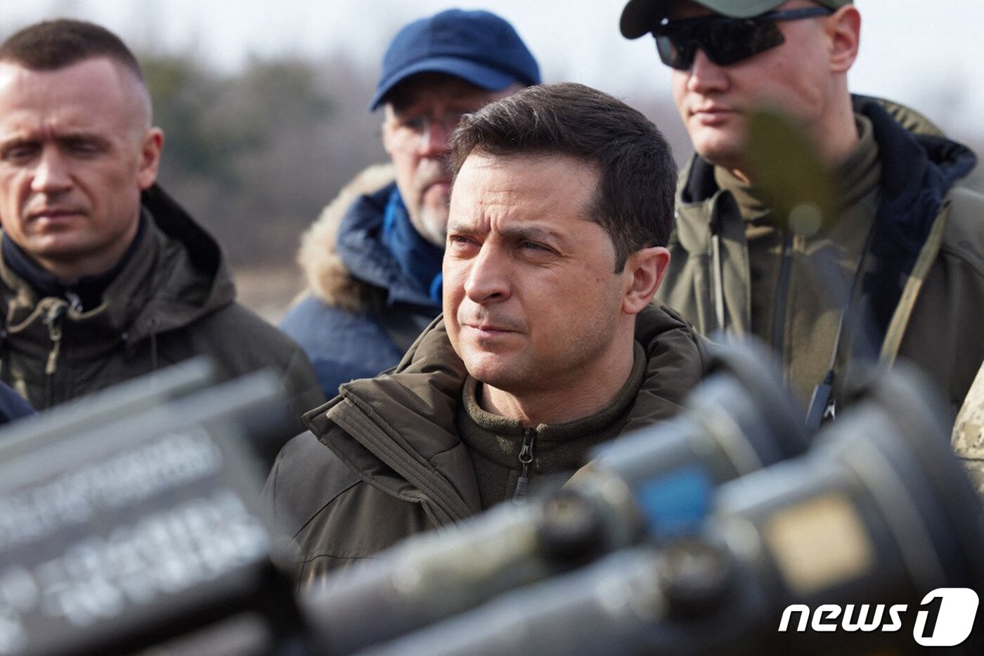본문 이미지 - 볼로디미르 젤렌스키 우크라이나 대통령이 16일(현지시간) 러시아의 침공 우려 속 리브네의 군사 훈련장을 방문하고 있다. ⓒ AFP=뉴스1 ⓒ News1 우동명 기자
