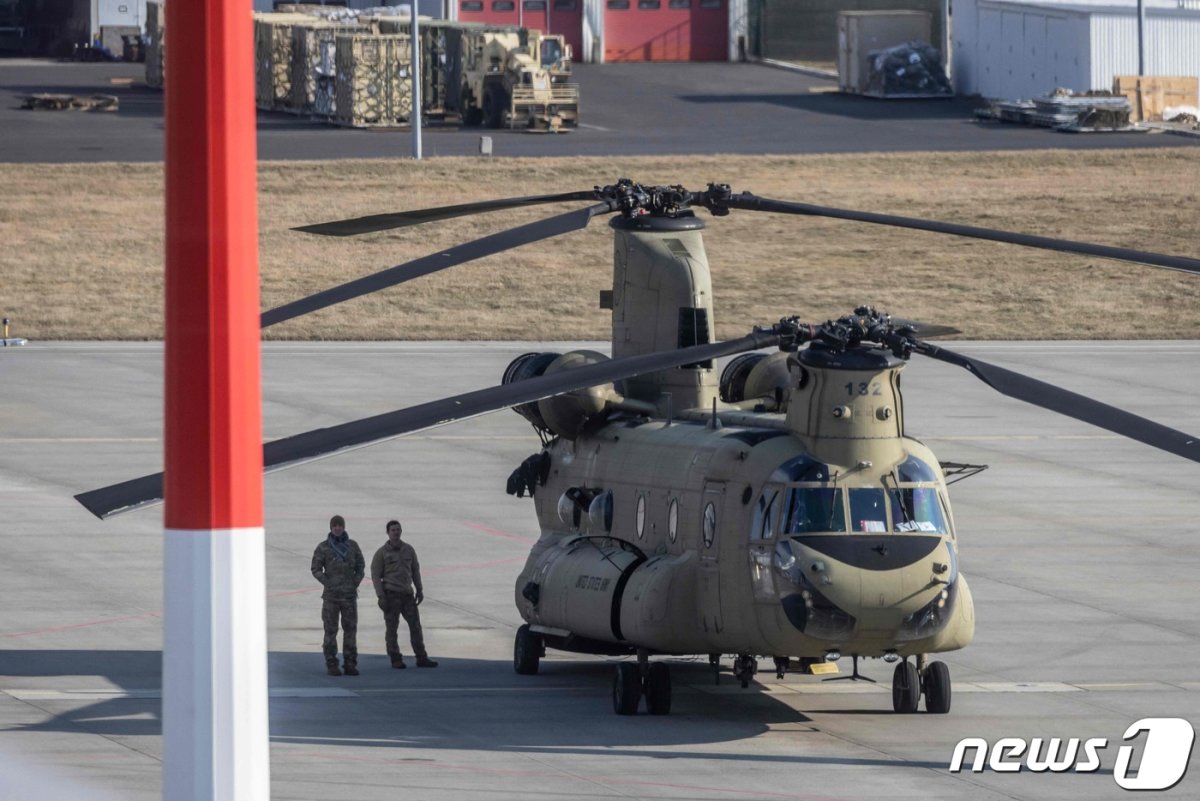 16일(현지시간) 러시아의 우크라이나 침공 우려 속 폴란드의 제슈프 야시온카 공항에 미국 공군의 CH-47 치누크 헬기가 착륙해 있다. © AFP=뉴스1 © News1 우동명 기자