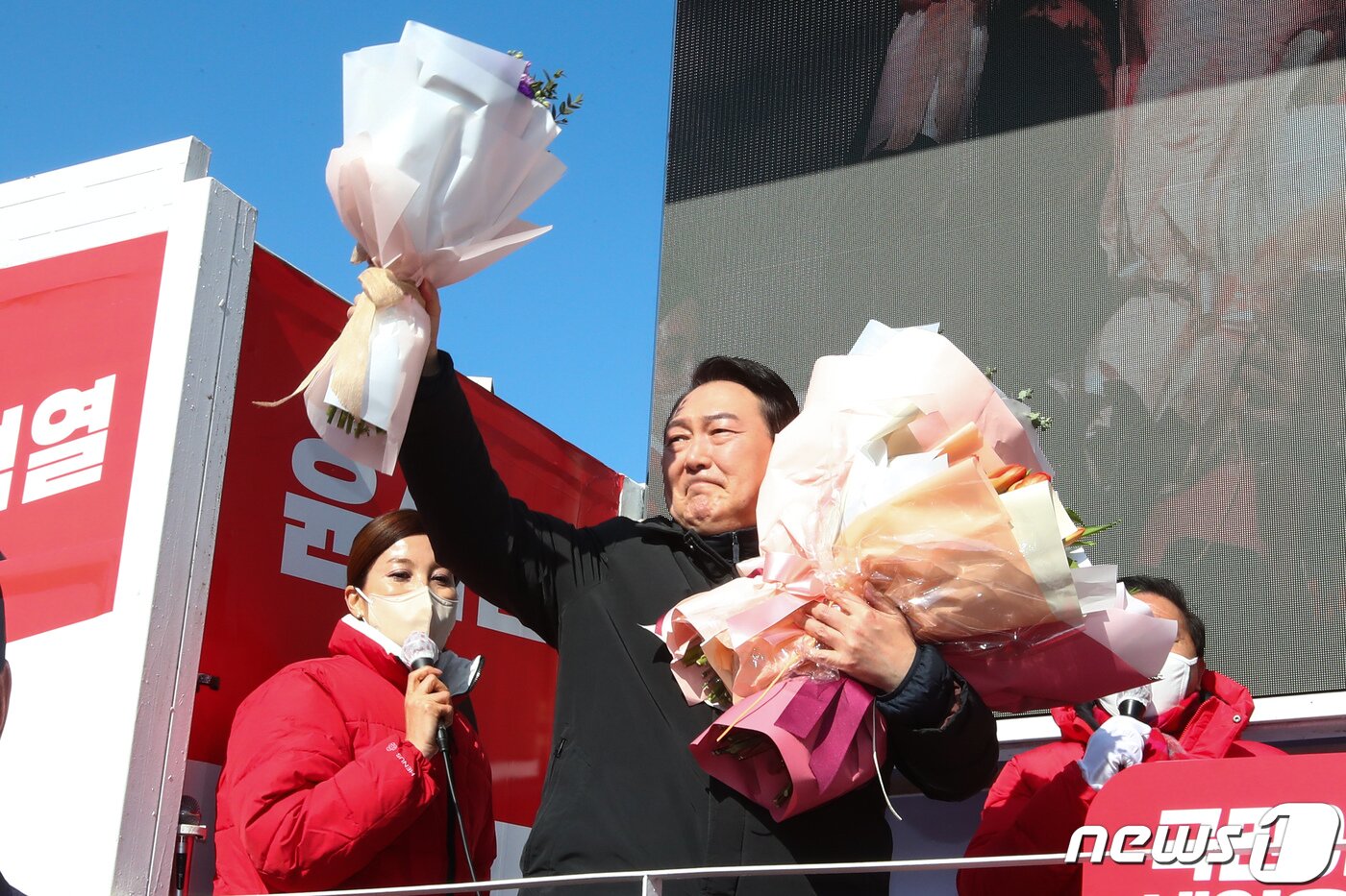 본문 이미지 - 국민의힘 윤석열 대선 후보가 17일 오전 경기도 용인 테이스티 애비뉴 옆 공터에서 열린 “역동적 혁신성장 대한민국 만들기!” 선거 유세에서 지지자에게 꽃다발을 받고 있다. ⓒ News1 국회사진취재단